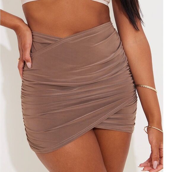 PrettyLittleThings Slinky Ruched Wrap Over Mini Skirt Taupe SZ 0 NWT IN PKG - Picture 2 of 8